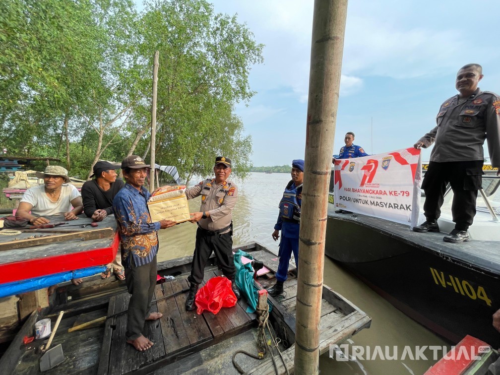 HUT Bhayangkara ke-79, Polres Rohil Sisir Pesisir Pantai Berikan Bantuan dan Cek Kesehatan Gratis