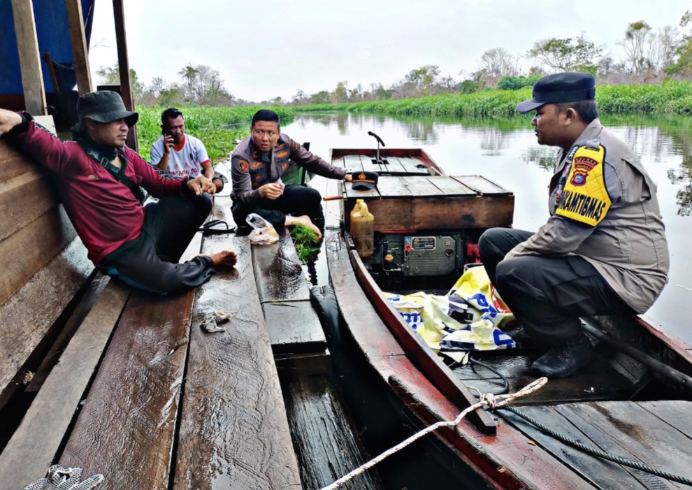 Hujan Deras, Ipda Jerri Tempuh Sungai Sampaikan Pesan Pilkada Damai