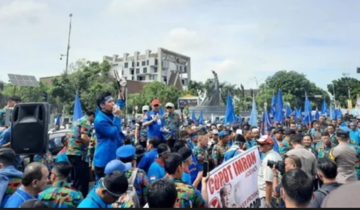 Massa F SPTI Riau Desak Gubri dan PJ Wako Copot Kadisnakertrans