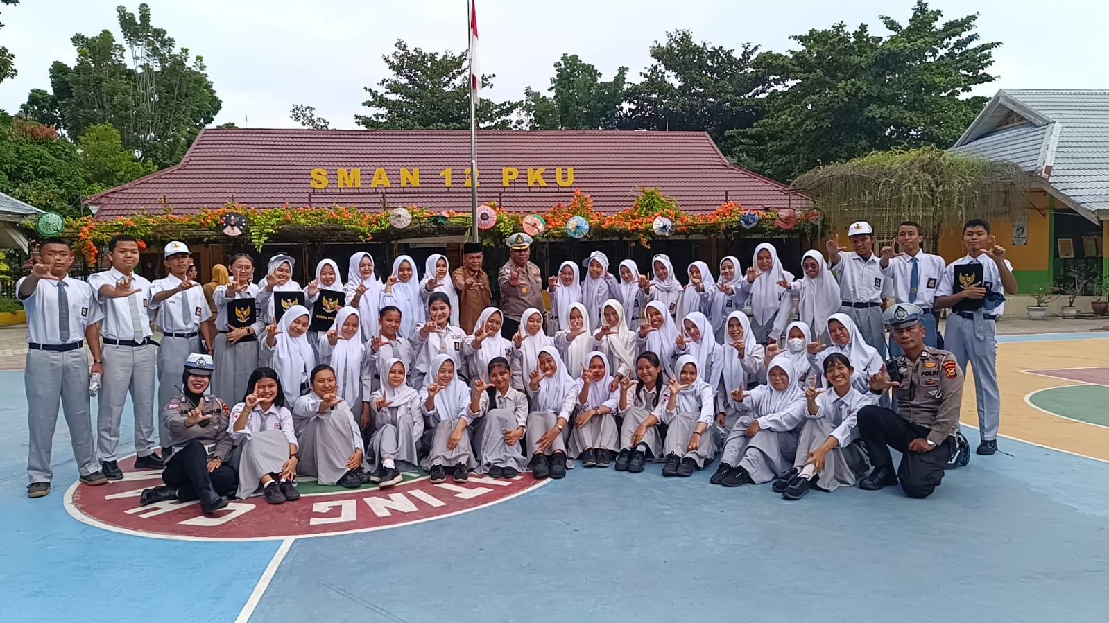 Perwira Polisi Bergelar Sarjana Pendidikan Datangi SMAN 12 Pekanbaru, Ini Pesannya