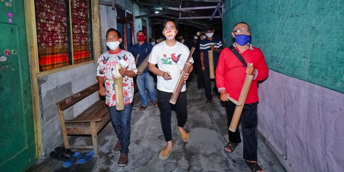 Gunakan Kaos Oblong dan Sendal Jepit, Gibran Ikut Ronda Keliling Kampung