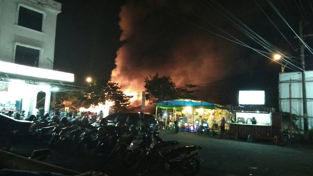 Breaking news, Kebakaran Hebat Terjadi di Persimpangan Tabek Gadang Panam Pekanbaru