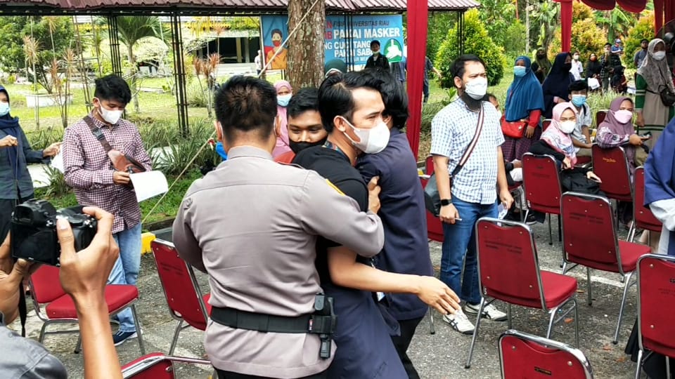 Petugas Keamanan Hadang Mahasiswa Sampaikan Aspirasi Kepada Gubernur Riau