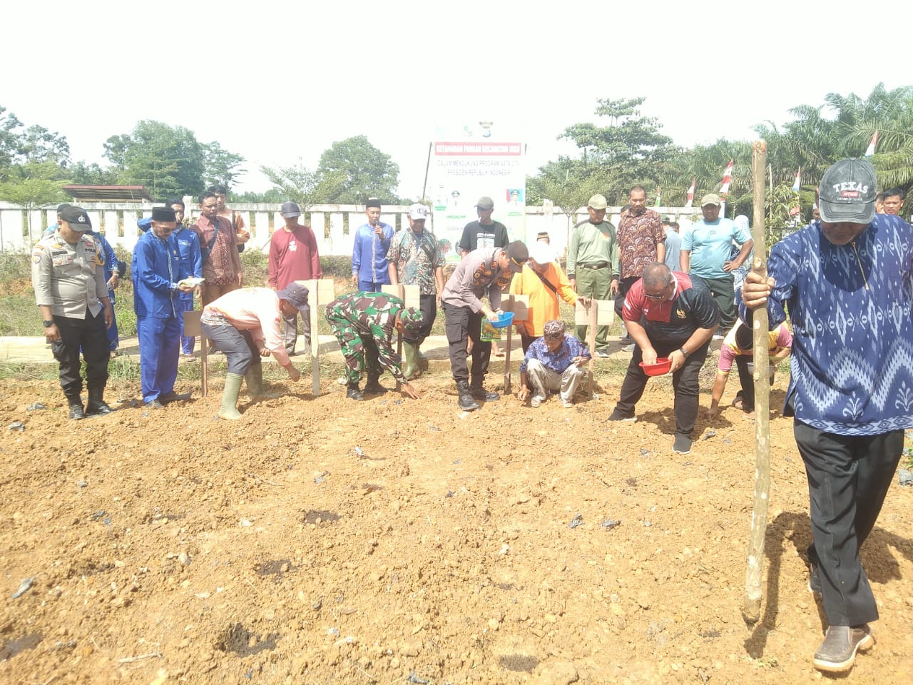 Di Bukit Gajah, Polsek Ukui dan Masyarakat Perkuat Ketahanan Pangan dan Kawal Pilkada Damai