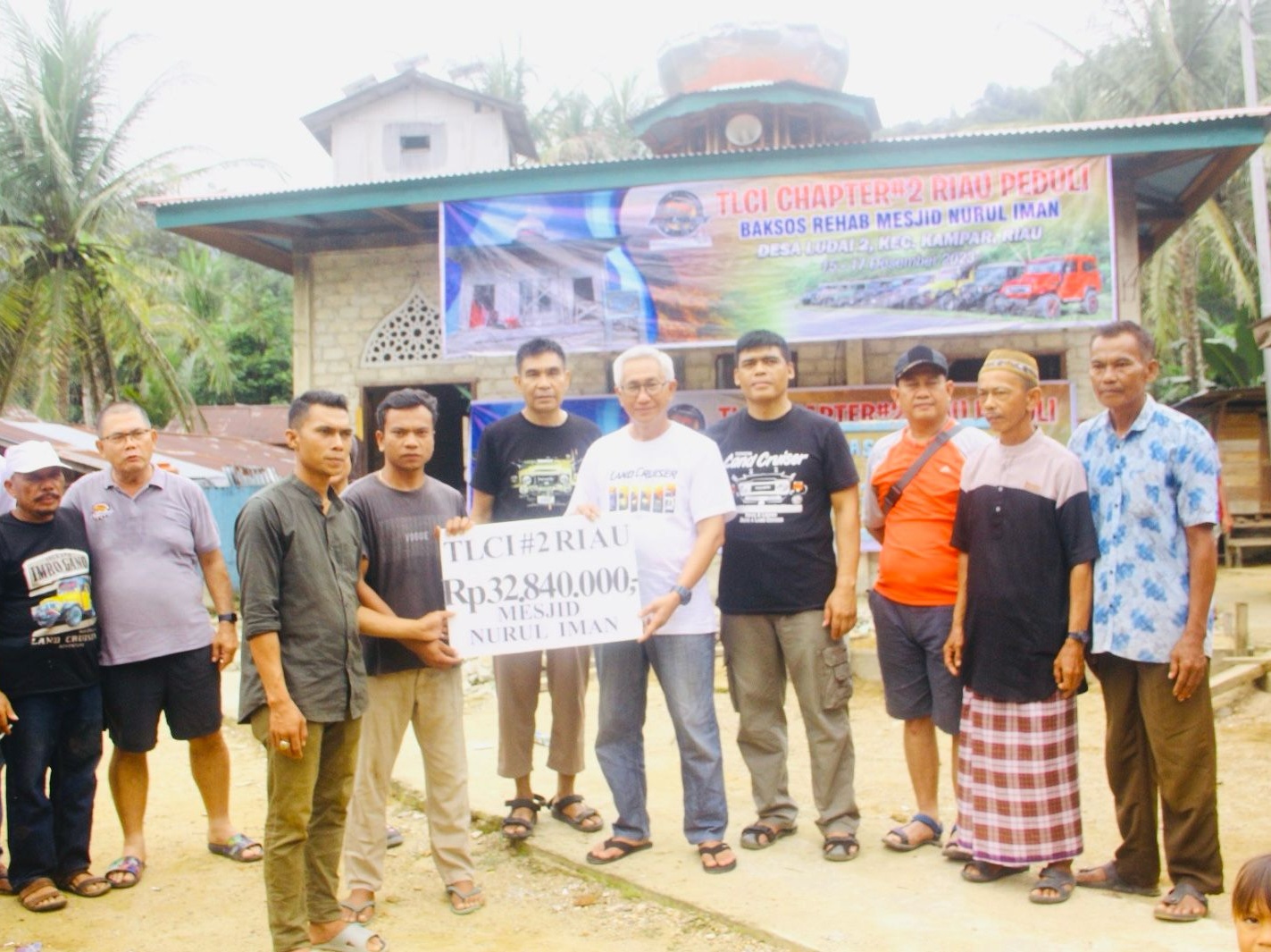 Terobos Sungai dan Jalan Berlumpur, Tim Bansos TLCI Chapter#2 Riau Berikan Bantuan untuk Warga Pelosok