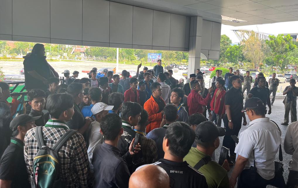 Demo di Kantor Gubernur Riau Ricuh, Massa Bobol Gerbang Utama