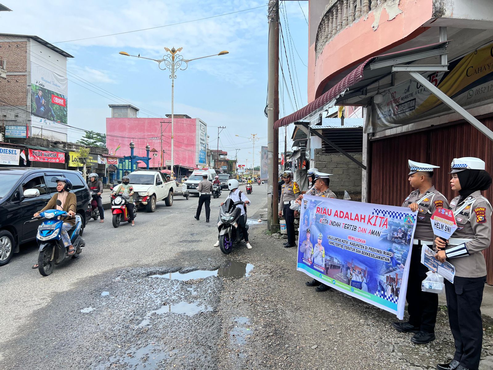Satlantas Polres Rohul Bagikan Nasi dan Sosialisasikan Program 'Riau adalah KITA' Serta Cooling System Pilkada 2024 Damai