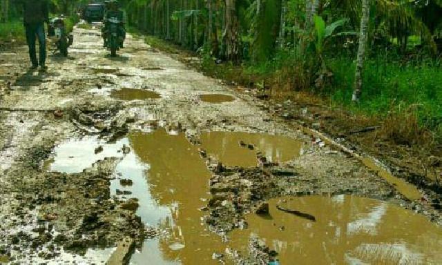 Pemkab dan Kontraktor Diminta Selesaikan Perbaikan Jalan sungai Luar-Teluk Pinang