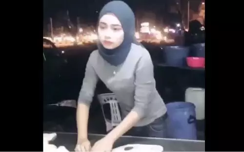 Viral Penjual Roti Cane Cantik, Netizen Serbu dengan Rayuan Gombal