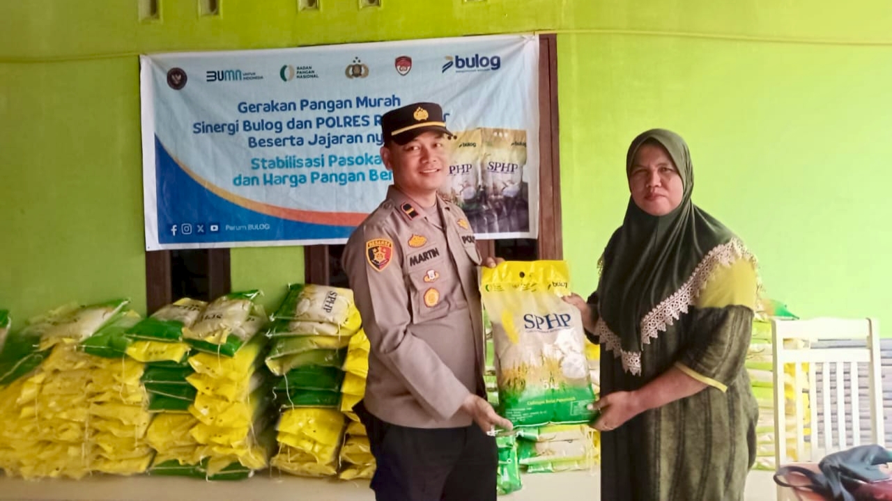 Ringankan Beban Ekonomi, Kapolsek Rimba Melintang Salurkan 8 Ton Beras Murah di Rohil