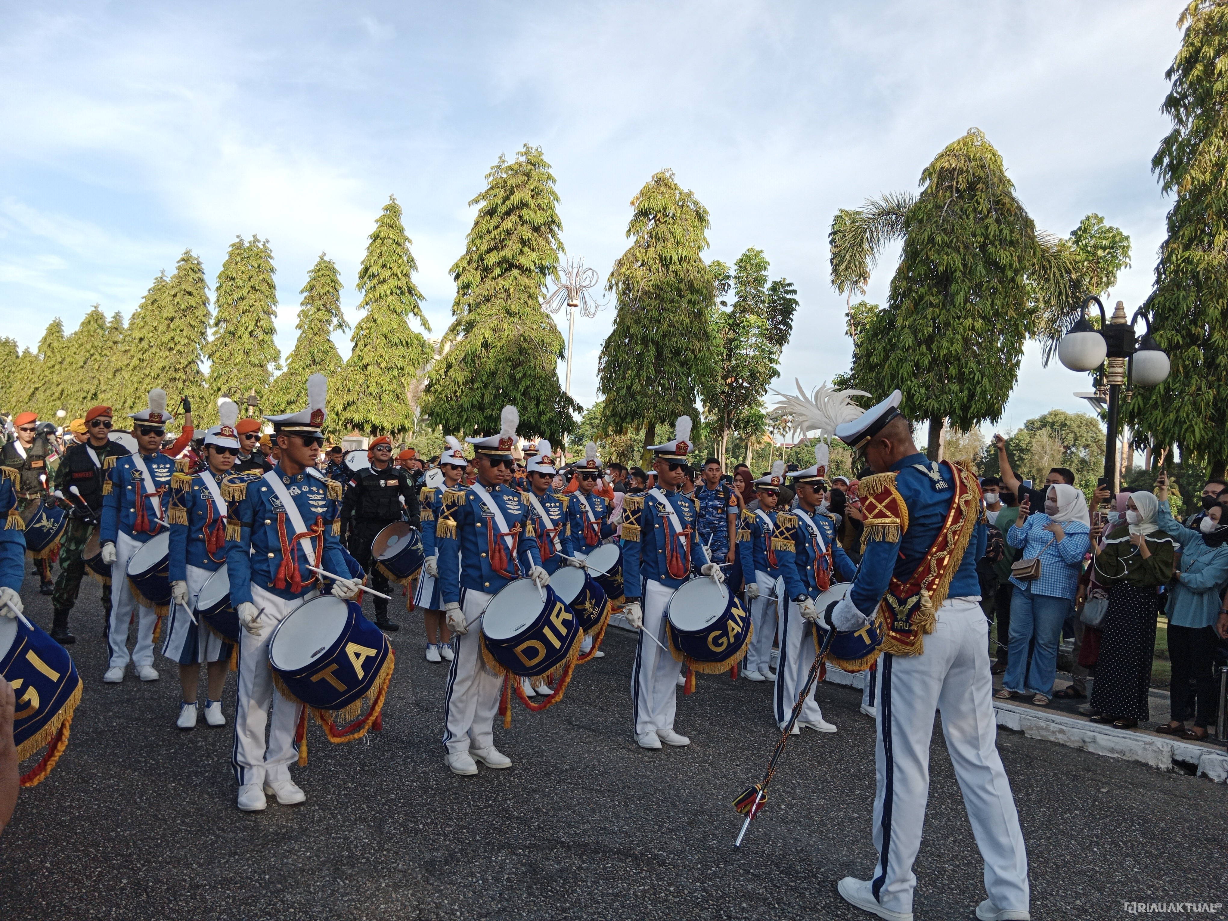 Sukses, Kirab Drumband Akademi AU Digelar di Kantor Gubernur Riau