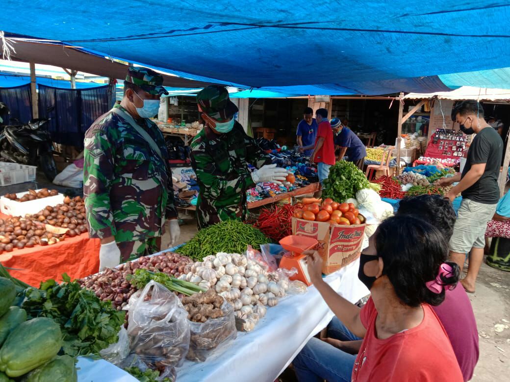 Pantau Stabilitas Ekonomi, Babinsa Koramil 15/KK Cek Harga Sembako di Pasar Banjar Panjang