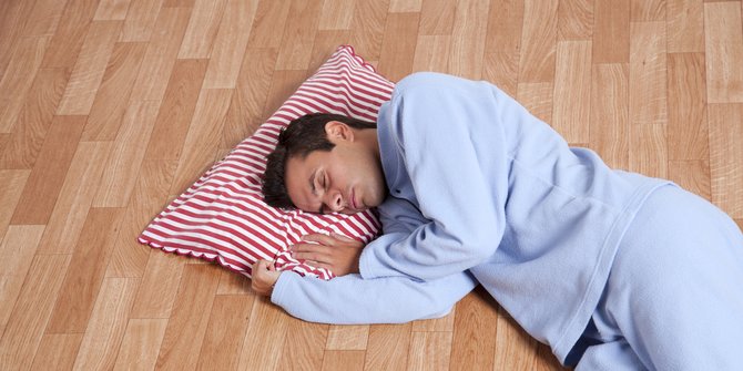 Lima Bahaya Mengancam dari Tidur di Kasur yang Diletakkan Langsung di Atas Lantai