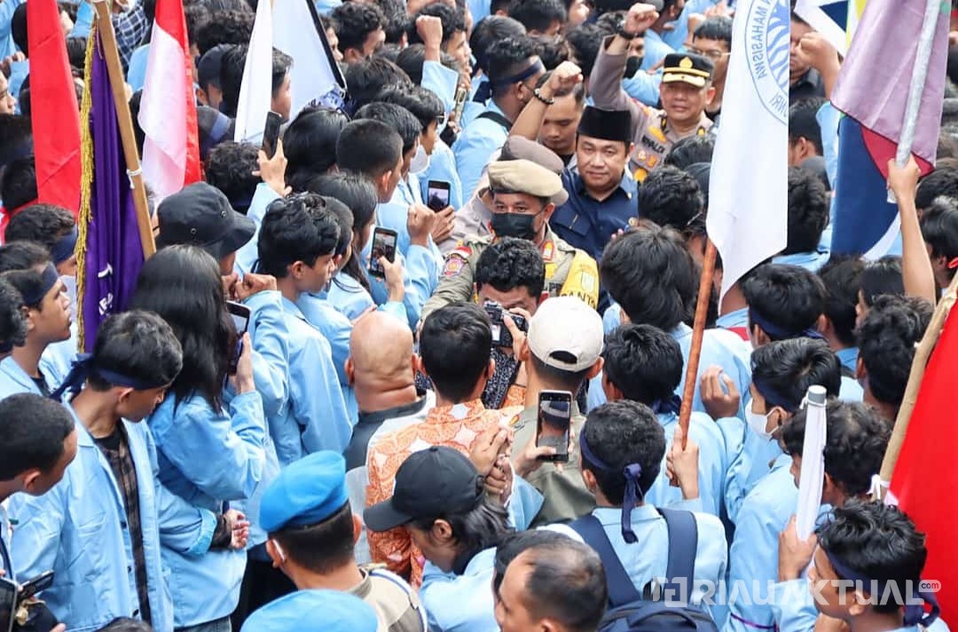 Masuk Kerumunan Massa Pendemo, Ini Janji Ketua DPRD Riau
