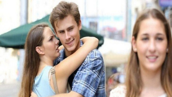 Cowok Anda Mudah Tergoda Wanita Lain? Ini Ciri-cirinya