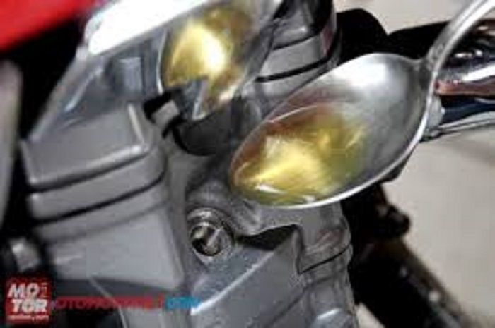 Ingat ! Sebelum Ditinggal Mudik Lama Teteskan Oli ke Lubang Busi Motor, Fungsinya Penting Lho