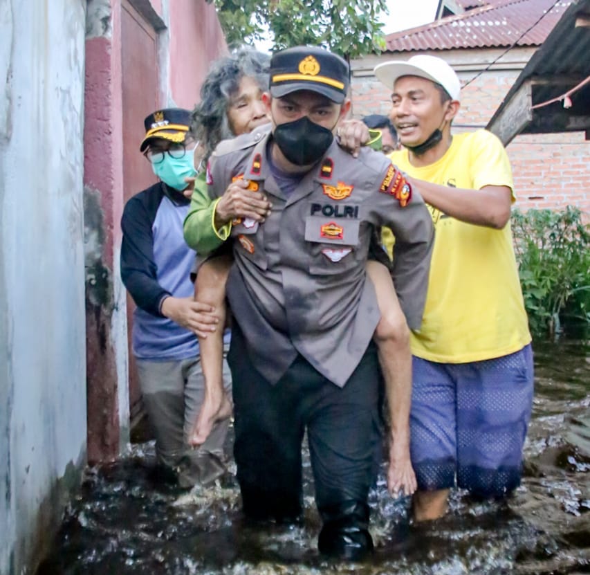 110 Rumah Warga di Dumai Terendam Banjir, 2 Nenek Dievakuasi