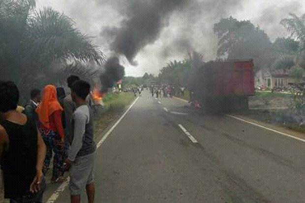 Hantam Motor hingga Tewaskan Guru PAUD dan Murid, Truk Dibakar Massa