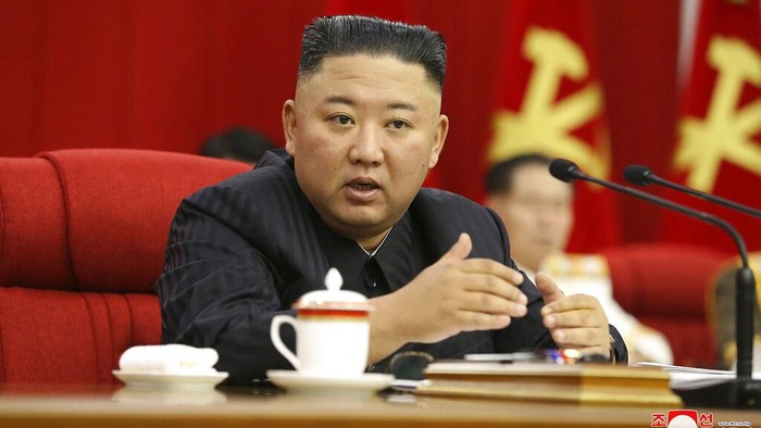 Semakin Kencang Isu Kesehatan Kim Jong-Un saat Kepalanya Tertempel Perban