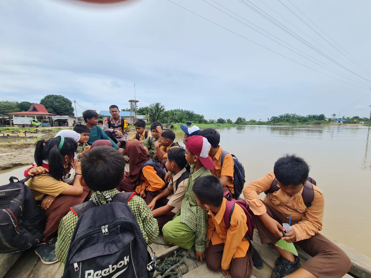 Kapolsek Bonai Darussalam Gencarkan Cooling System, Imbau Keselamatan Transportasi Air bagi Pelajar