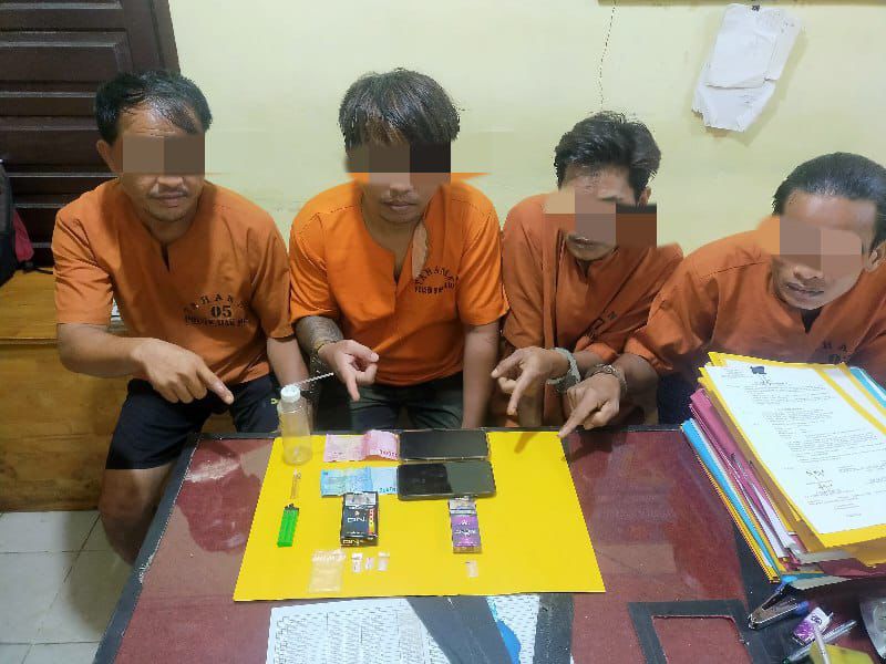 Empat Pria di Siak Hulu Kampar Ditangkap Polisi saat Pesta Sabu
