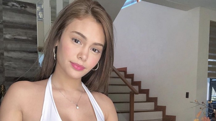 YouTuber Ivana Alawi Topless Rayakan 8 Juta Subscriber