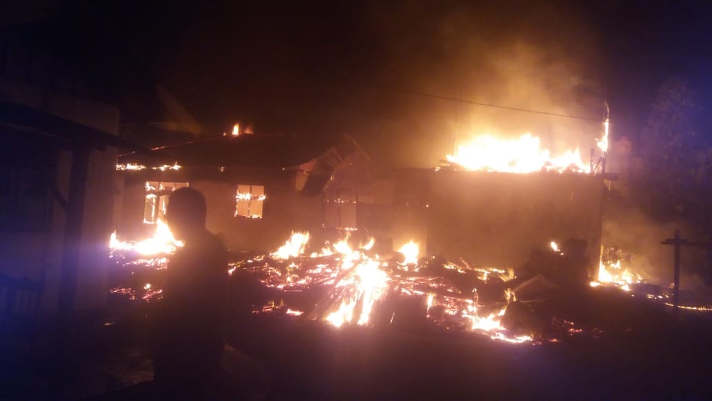 Dua Rumah Terbakar di Desa Koto Taluk diduga Karena Arus Pendek