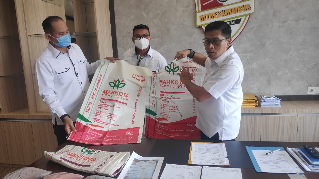Polda Riau Bongkar Penjual Pupuk Palsu 19,5 Ton  