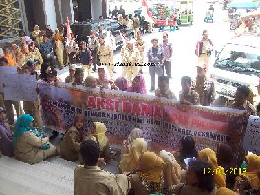 Tenaga Honorer Demo Kantor DPRD Pekanbaru