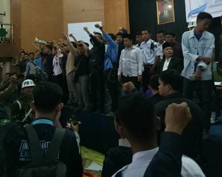 Disinyalir Gara-gara Mars NU,  Ribuan Mahasiswa UIN Riau Demo Rektor Baru