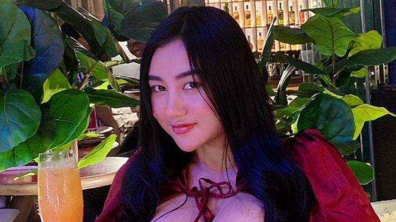 Dahsyatnya Tampilan Pamela Safitri Pakai Kemeja Merah