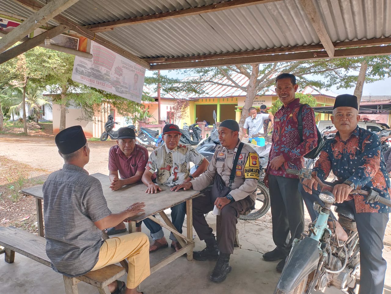 Antisipasi Kejahatan, Polsek Rimba Melintang Sambangi Warga Lenggadai Hilir di Rohil