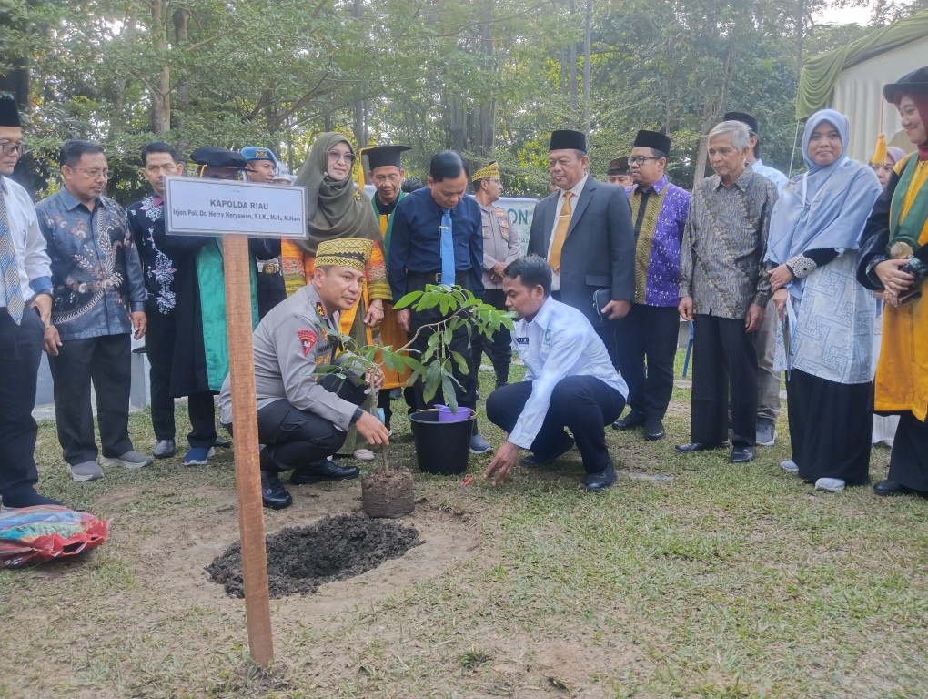 Rektor UIN Suska Riau dan Kapolda Ajak Wisudawan Jadi Pemimpin Berintegritas dan Peduli Lingkungan
