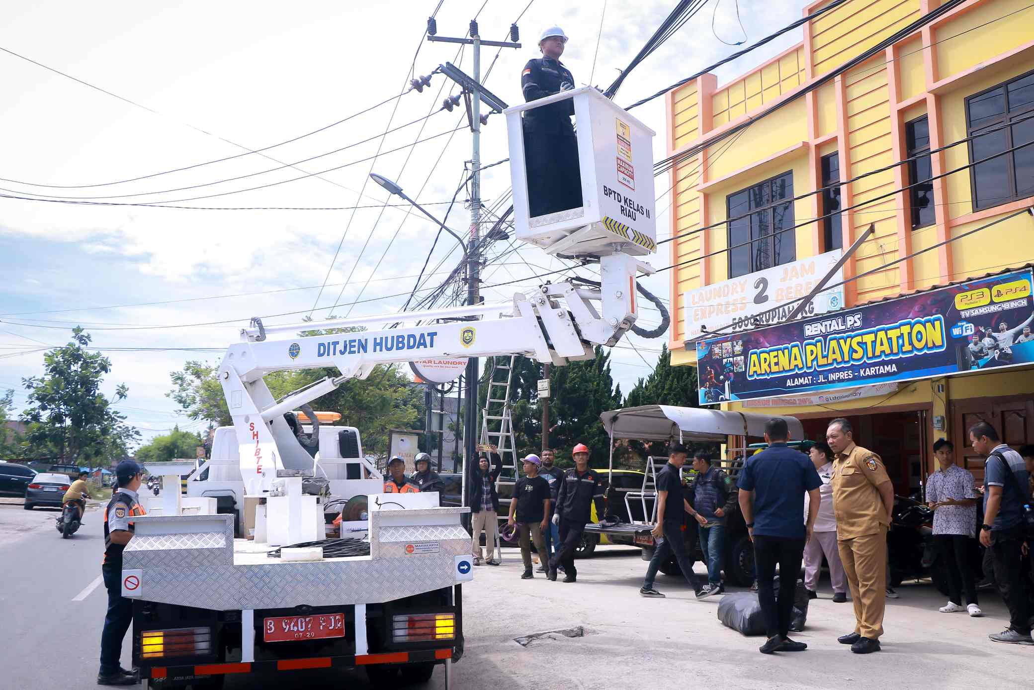 Kabel Fiber Optik Semrawut di Pekanbaru Mulai Dirapikan