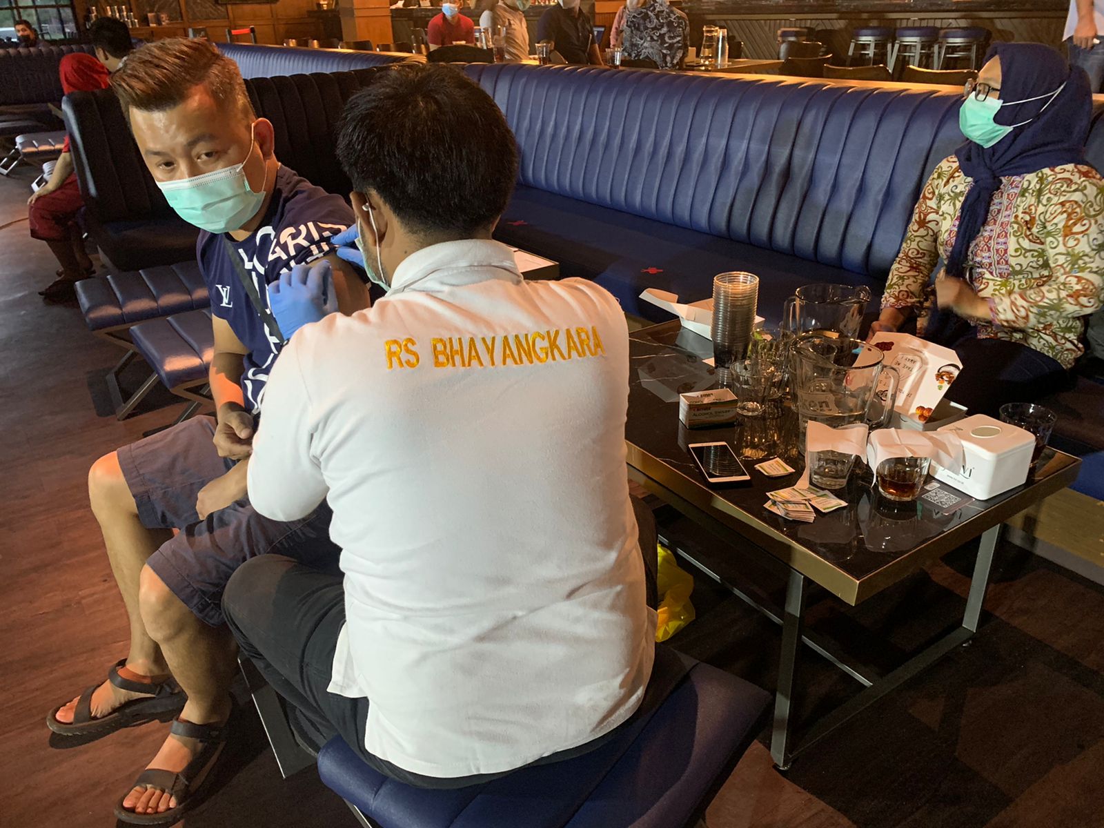 Vaksinasi Massal oleh Polda Riau dan Polresta di Holywings Pekanbaru Berjalan Lancar