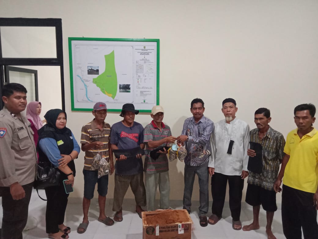 Pembagian Bibit Sawit untuk Penguatan Ketahanan Pangan di Desa Lebuh Lurus