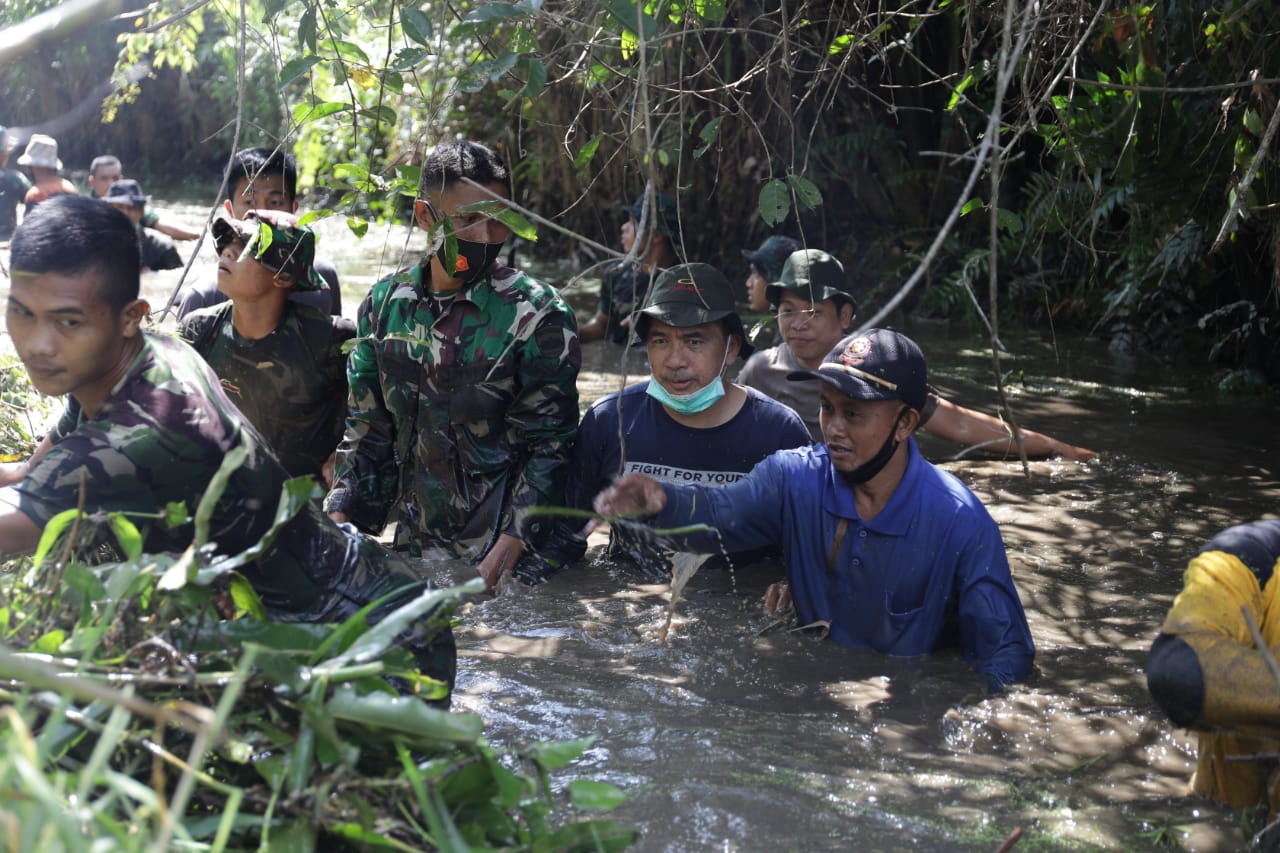 Ketua DPRD Inhil Terjun Langsung Membersihkan Anak Sungai