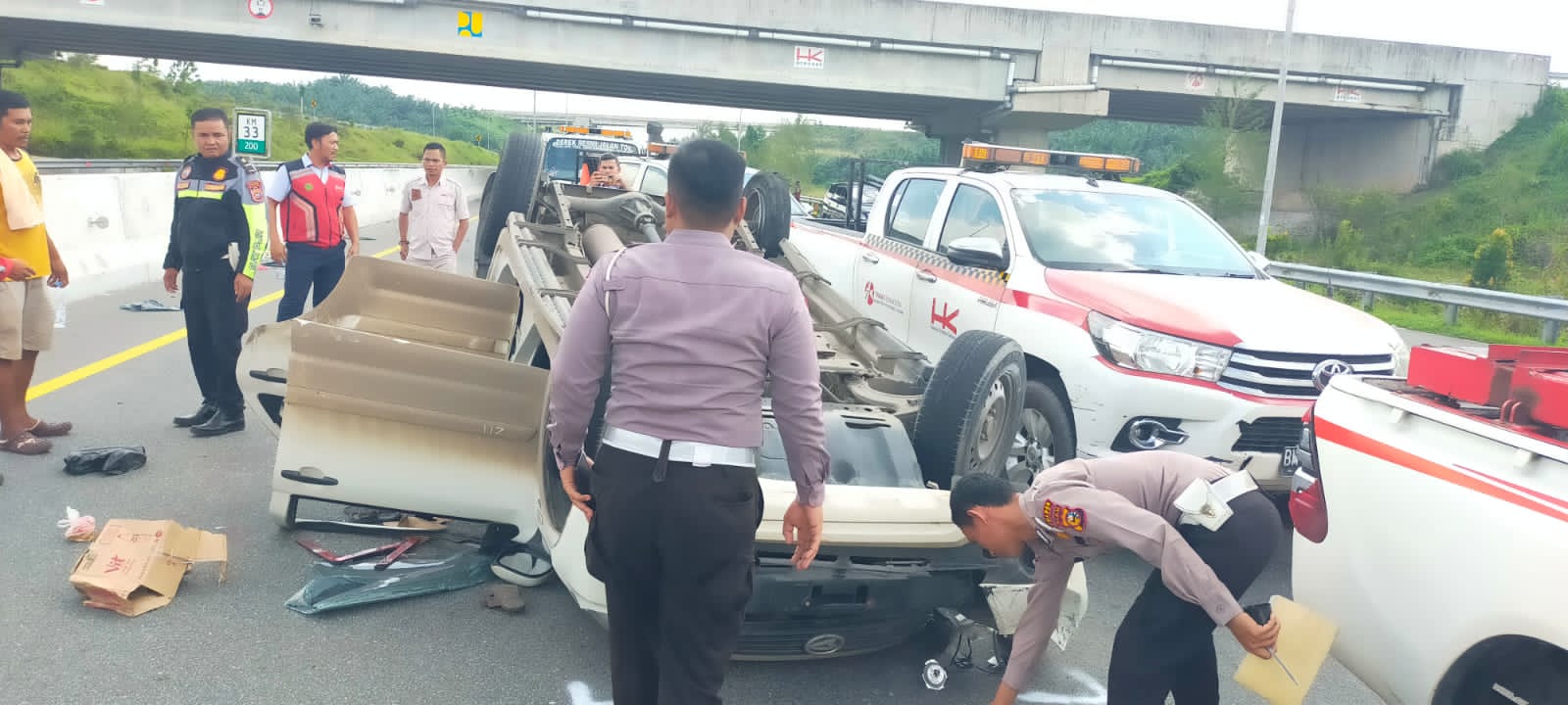Pecah Ban Belakang, Daihatsu Terios Pengangkut Sekeluarga Kecelakaan di Tol Pekanbaru Dumai
