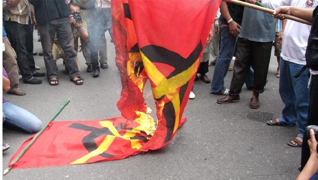Tolak 'Simposium PKI', Massa Bakar Bendera Palu Arit