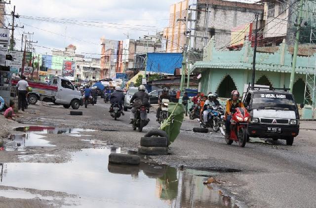 Jalan Budi Kemuliaan Berlubang-Lubang, Warga Tanam Pohon Pisang