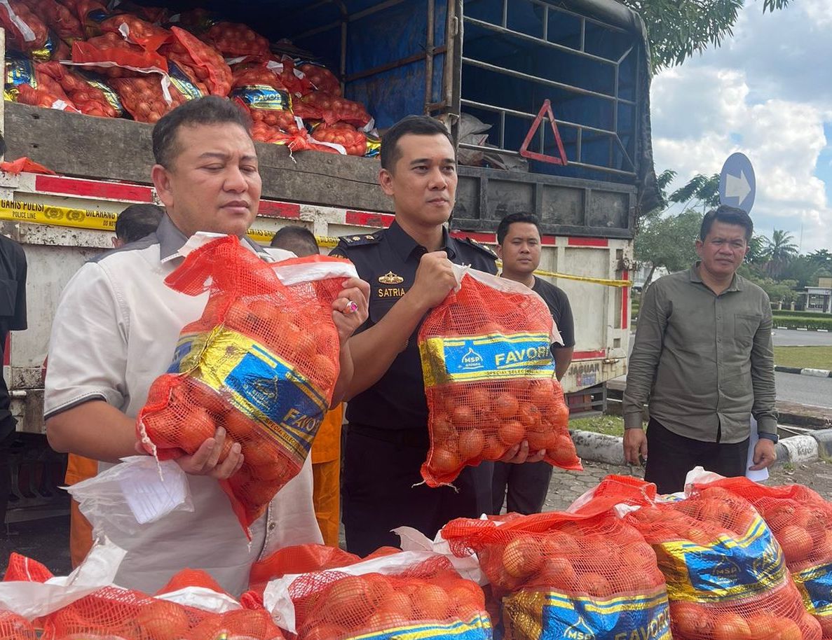 Polda Riau Gagalkan Penyelundupan 21 Ton Bawang Bombai dari Malaysia
