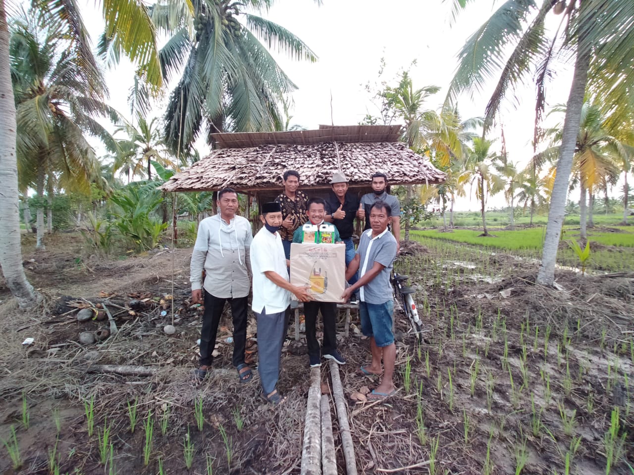 STII Inhil serahkan alat pertanian dan pupuk kepada Poktan Tanjung Jaya