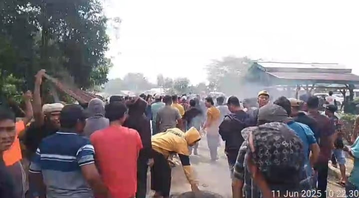 Memanas! Warga Kampung Tumang Bakar Rumah dan Kendaraan di Kantor PT SSL Siak