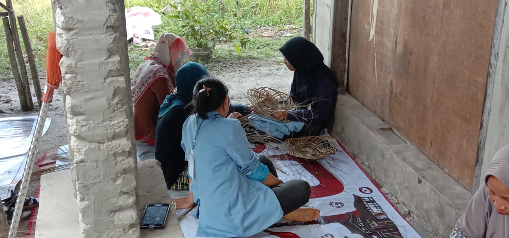 Tingkatkan Kreativitas, Tim Pengabdian Universitas Riau Mengadakan Pelatihan Kerajinan Lidi
