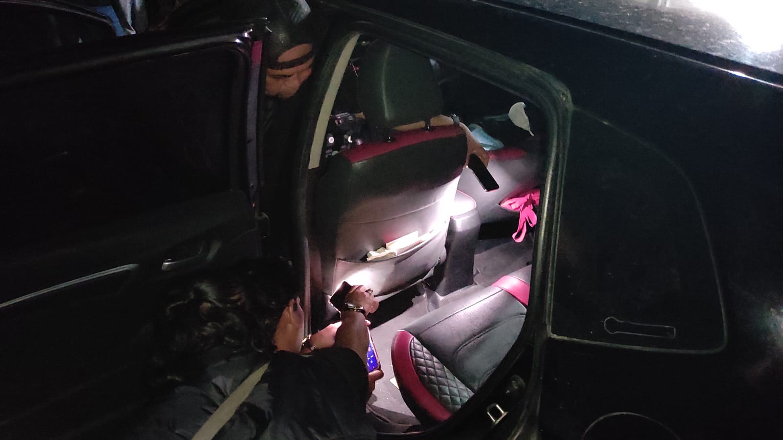 Warga Rumbai Barat Geger, Mayat Perempuan Ditemukan di Dalam Mobil Terparkir Seharian