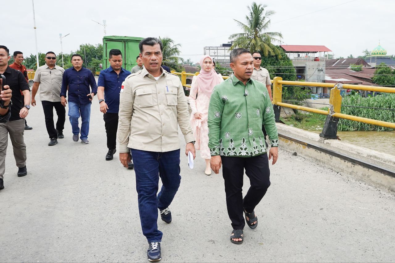 Tinjau Jembatan Sungai Rokan, Gubri Targetkan Uji Coba dalam 45 Hari Kedepan