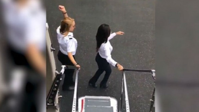 Kiki Challenge Paling Gokil, Pilot Cantik Keluar dari Pesawat