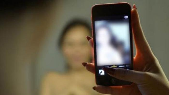 Heboh, Saat Si Wanita Masih Pakai Handuk Sang Pacar Video Call, Hal tak Terduga Terjadi
