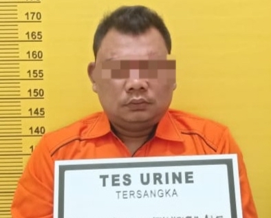 Cinta Ditolak, Molotov Bertindak