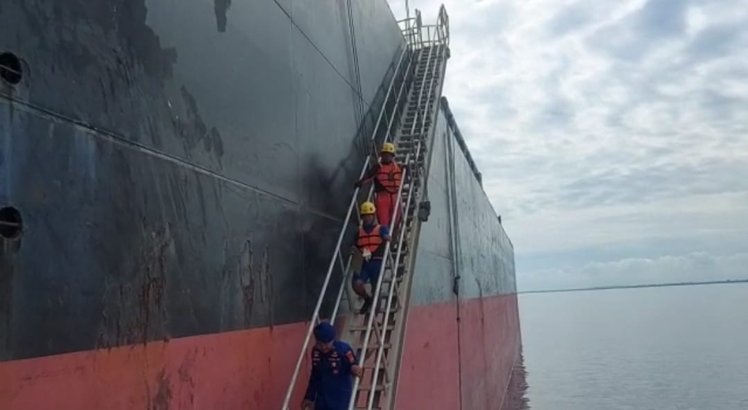 Dihantam Hujan Badai, Kapal Motor Fajar Jaya 1 Terbalik di Perairan Pulau Jawa